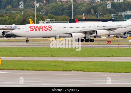 Zurigo (Svizzera), 27 settembre 2022 le compagnie aeree internazionali svizzere Airbus A340-313X stanno tassando la propria posizione Foto Stock