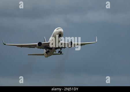 Zurigo (Svizzera), 27 settembre 2022 United Airlines gli aerei Boeing 767-322-ER partono dalla pista 32 Foto Stock