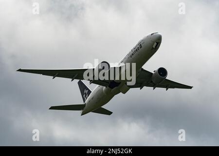 Zurigo (Svizzera), 27 settembre 2022 United Airlines Boeing 777-224ER è in partenza dalla pista 32 in una giornata nuvolosa Foto Stock