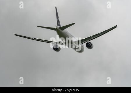 Zurigo (Svizzera), 27 settembre 2022 United Airlines Boeing 777-224ER è in partenza dalla pista 32 in una giornata nuvolosa Foto Stock