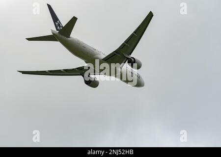 Zurigo (Svizzera), 27 settembre 2022 United Airlines Boeing 777-224ER è in partenza dalla pista 32 in una giornata nuvolosa Foto Stock