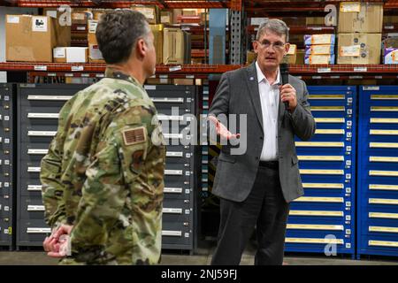 Il Sig. Devin L. Cate, Direttore esecutivo della Guardia Nazionale aerea, parla con gli Airmen al 106th Rescue Wing’s Mission Support Group di F.S. Base della Guardia Nazionale aerea di Gabreski, Westhampton Beach, N.Y. il 5 agosto 2022. (STATI UNITI Foto della Guardia Nazionale aerea del personale Sgt. Daniel H. Farrell) Foto Stock