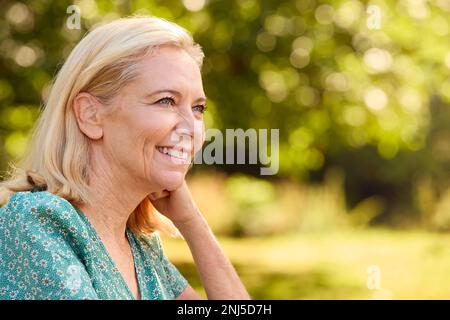 Ritratto di donna matura o anziana vestita casualmente a piedi in campagna Foto Stock