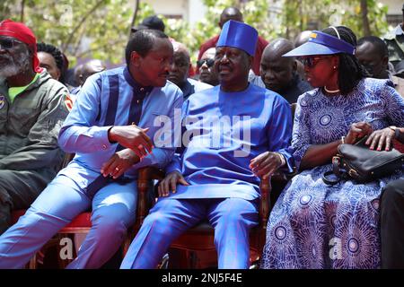 Nairobi, Kenya. 22nd Feb, 2023. Azimio la Umoja, leader del partito Raila Odinga (C), ex vice presidente del Kenya Kalonzo Musyoka (L), e Martha Karua (R), leader del partito del Kenya di Narc, visto durante il raduno di preghiera nazionale di Azimio al Giardino di Jevanjee. L'ex primo ministro ha affermato che condurrà azioni di massa in 14 giorni se le loro richieste, tra cui la riduzione del costo della vita, non vengono soddisfatte dal governo del presidente William Ruto. Credit: SOPA Images Limited/Alamy Live News Foto Stock