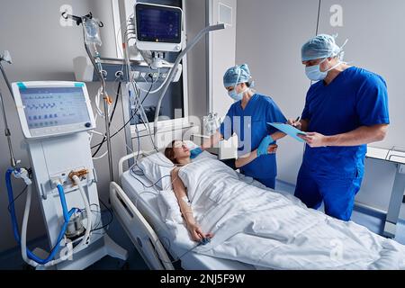 Monitoraggio cardiaco in pazienti con ictus ricoverati in terapia intensiva. Unità neurovascolare Foto Stock