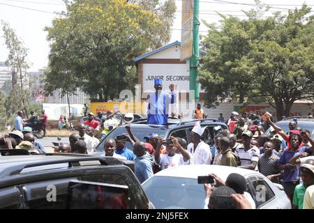 Nairobi, Kenya. 22nd Feb, 2023. Azimio la Umoja il leader del partito Raila Odinga arriva per il raduno di preghiera nazionale Azimio al Giardino di Jevanjee. L'ex primo ministro ha affermato che condurrà azioni di massa in 14 giorni se le loro richieste, tra cui la riduzione del costo della vita, non vengono soddisfatte dal governo del presidente William Ruto. Credit: SOPA Images Limited/Alamy Live News Foto Stock