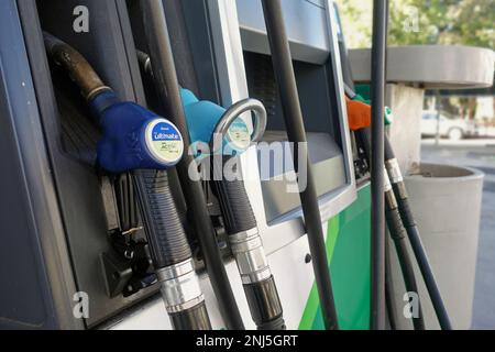 Atene, Grecia - 26 dicembre 2022: Le pompe di benzina delle stazioni di servizio si avvicinano al diesel e al carburante senza piombo per le automobili. Foto Stock