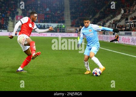 AESSEAL New York Stadium, Rotherham, Inghilterra - 21st febbraio 2023 Jewison Bennette (19) di Sunderland cerca di superare Wes Harding (2) di Rotherham United - durante il gioco Rotherham contro Sunderland, Sky Bet Championship, 2022/23, AESSEAL New York Stadium, Rotherham, Inghilterra - 21st febbraio 2023 credito: Arthur Haigh/WhiteRosePhotos/Alamy Live News Foto Stock