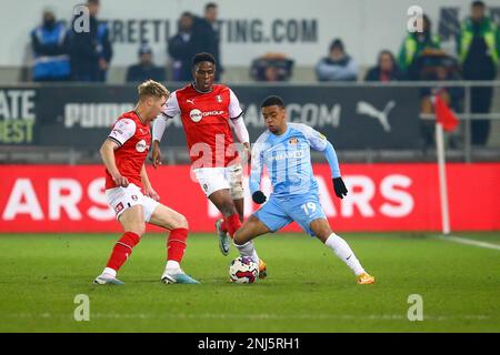 AESSEAL New York Stadium, Rotherham, Inghilterra - 21st febbraio 2023 Jewison Bennette (19) di Sunderland si scontra con Chiedozie Ogbene (11) e Jamie Lindsay (16) di Rotherham United - durante il gioco Rotherham v Sunderland, Sky Bet Championship, 2022/23, AESSEAL New York Stadium, Rotherham, Inghilterra - 21st febbraio 2023: Arthur Haigh/WhiteRosePhotos/Alamy Live News Foto Stock