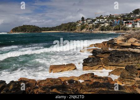 507 lucchetti d'amore sulla ringhiera dipinta di giallo che corre lungo il sobborgo di Marine Parade-Manly. Sydney-Australia. Foto Stock