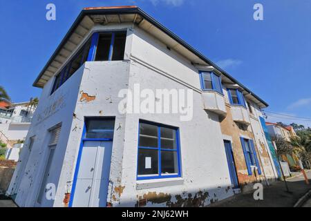 510 Vecchia casa d'angolo bianca con pareti da peeling sul sobborgo di Marine Parade-Manly. Sydney-Australia. Foto Stock