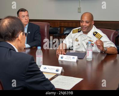 David Adams, Comandante, Fleet Activities Sasebo (CFAS), parla con il sindaco di Sasebo Norio Tomonaga durante un incontro al CFAS 5 agosto 2022. Adams e Tomonoga si riuniscono periodicamente per discutere questioni che riguardano CFAS e la città di Sasebo al fine di mantenere una comunicazione aperta e promuovere la buona volontà reciproca. Foto Stock