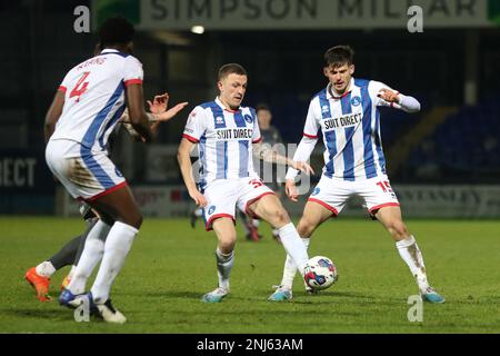 Mouhamed Niang (L) di Hartlepool United, Oliver Finney (C) ed Edon Pruti (R) in azione durante la partita della Sky Bet League 2 tra Hartlepool United e Newport County a Victoria Park, Hartlepool, martedì 21st febbraio 2023. (Foto: Mark Fletcher | NOTIZIE MI) Credit: NOTIZIE MI & Sport /Alamy Live News Foto Stock