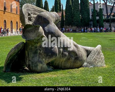 Una veduta della scultura dell'Angelo caduto esposta sul terreno di Piazza dei Miracoli a Pisa. Foto Stock