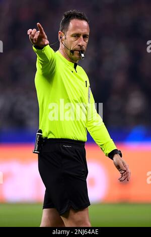 Francoforte sul meno, Germania. 21 febbraio 2023. Arbitro Artus Dias gesturs durante il round della UEFA Champions League 16 tra Eintracht Frankfurt e SSC Napoli. Credit: Nicolò campo/Alamy Live News Foto Stock