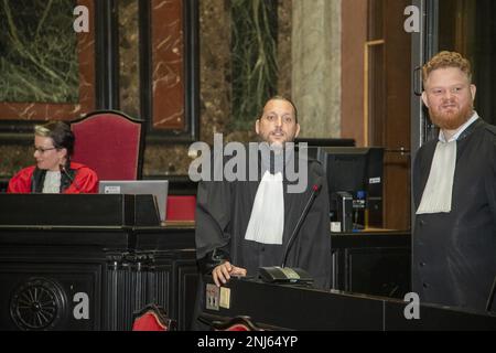 L'avvocato Yannick De Vlaeminck e l'avvocato Jonathan De Taye hanno illustrato, durante la costituzione della giuria, al processo di Billali, dinanzi alla Corte delle Assizioni Bruxelles-capitale, mercoledì 22 febbraio 2023 a Bruxelles. L'uomo di 30 anni è sottoposto a processo per furto con il massacro di manodopera come circostanza aggravante. La vittima, Phat Banh Gia, è stata trovata morta il 31 maggio 2016 nel suo appartamento su Avenue Louise a Bruxelles. Il corpo ha mostrato diverse ferite da stab. La giuria del popolo sarà composta mercoledì pomeriggio, i dibattiti inizieranno lunedì mattina. FOTO DI BELGA NICOLAS MAETERLINCK Foto Stock