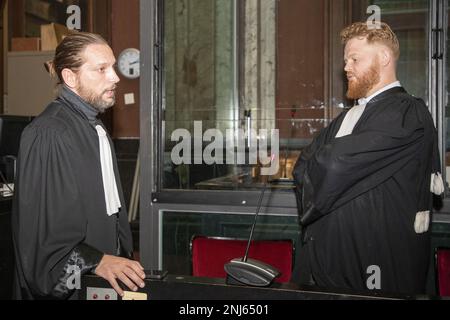 L'avvocato Yannick De Vlaeminck e l'avvocato Jonathan De Taye hanno raffigurato durante la costituzione della giuria al processo di Billali, dinanzi alla Corte delle Assizioni Bruxelles-capitale, mercoledì 22 febbraio 2023 a Bruxelles. L'uomo di 30 anni è sottoposto a processo per furto con il massacro di manodopera come circostanza aggravante. La vittima, Phat Banh Gia, è stata trovata morta il 31 maggio 2016 nel suo appartamento su Avenue Louise a Bruxelles. Il corpo ha mostrato diverse ferite da stab. La giuria del popolo sarà composta mercoledì pomeriggio, i dibattiti inizieranno lunedì mattina. FOTO DI BELGA NICOLAS MAETERLINCK Foto Stock