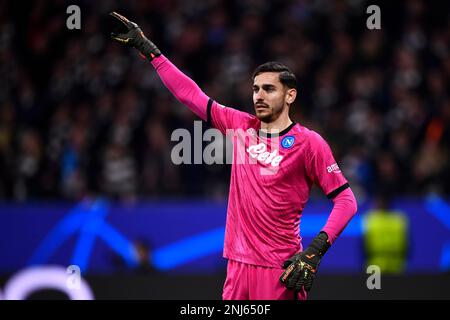 Francoforte sul meno, Germania. 21 febbraio 2023. Alex Meret di SSC Napoli si è fatto un gesto durante la partita di calcio della UEFA Champions League 16 tra Eintracht Frankfurt e SSC Napoli. Credit: Nicolò campo/Alamy Live News Foto Stock