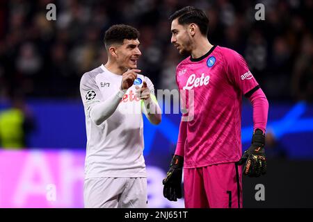 Francoforte sul meno, Germania. 21 febbraio 2023. Giovanni di Lorenzo di SSC Napoli parla con Alex Meret di SSC Napoli durante la partita di calcio della UEFA Champions League 16 tra Eintracht Frankfurt e SSC Napoli. Credit: Nicolò campo/Alamy Live News Foto Stock