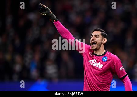 Francoforte sul meno, Germania. 21 febbraio 2023. Alex Meret di SSC Napoli si è fatto un gesto durante la partita di calcio della UEFA Champions League 16 tra Eintracht Frankfurt e SSC Napoli. Credit: Nicolò campo/Alamy Live News Foto Stock