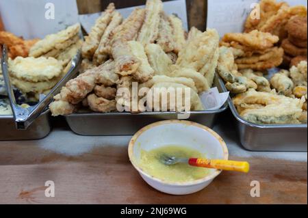 Tempura fa una parte importante del pasto presso i negozi di udon a Kagawa, Shikoku, dove sono famosi gli udon sanuki locali. Foto Stock