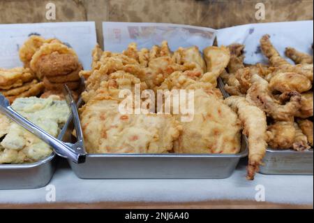 Tempura fa una parte importante del pasto presso i negozi di udon a Kagawa, Shikoku, dove sono famosi gli udon sanuki locali. Foto Stock