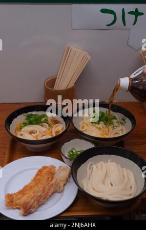 Tempura fa una parte importante del pasto presso i negozi di udon a Kagawa, Shikoku, dove sono famosi gli udon sanuki locali. Foto Stock