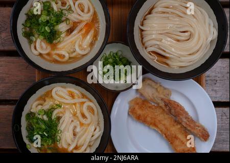 Tempura fa una parte importante del pasto presso i negozi di udon a Kagawa, Shikoku, dove sono famosi gli udon sanuki locali. Foto Stock