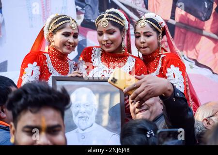 New Delhi, India - Gennaio 16 2023 - migliaia di persone raccolte durante il primo Ministro Narendra modi BJP Road show, persone durante PM modi big electi Foto Stock