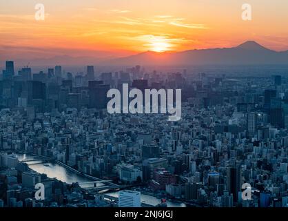 Tramonto vago su Tokyo, Giappone Foto Stock