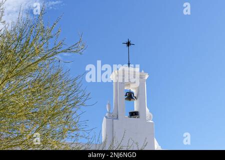 Campanile bianco su Ajo, Arizona Federated Church con croce in cima Foto Stock