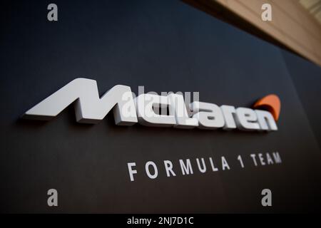 Logo McLaren. 22.02.2023. Test di formula 1, Sakhir, Bahrein, preparazioni. Il credito fotografico dovrebbe essere: XPB/immagini dell'Associazione Stampa. Foto Stock