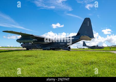 A 1st Special Operations Squadron MC-130J Commando II siede sulla linea di volo, alla base aerea di Kadena, 5 agosto 2022. Il modello MC-130J Commando II fornisce infiltrazione, esfiltrazione e rifornimento di forze e attrezzature operative speciali in territori ostili o negati. Foto Stock