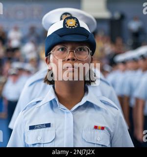 I laureati della società di reclutamento Kilo-202 completano la formazione di base negli Stati Uniti Coast Guard Training Center Cape May, N.J., 5 agosto 2022. Centro di formazione i membri dello staff di Cape May sono ansiosi di continuare la Long Blue Line della Guardia Costiera per lo sviluppo di donne e uomini pronti per la flotta, che sono ansiosamente pronti a fare la differenza nella nostra Guardia Costiera. Foto Stock