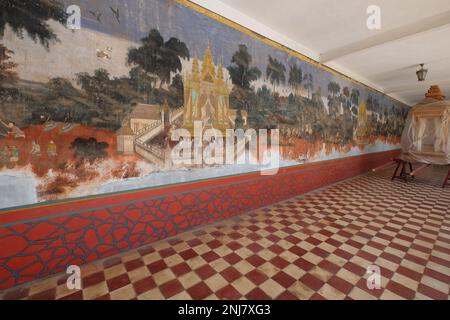 Muro di pittura di murales di scene dalla versione Khmer Reamker del classico indiano Ramayana nel Palazzo reale Phnom Penh, Cambogia. Foto Stock
