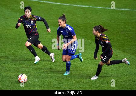 Martina Lenzini (al centro) batte per la palla con Geum min Lee (a sinistra) e Kang Chae-RIM della Corea del Sud durante la partita della Arnold Clark Cup ad Ashton Gate, Bristol. Data immagine: Mercoledì 22 febbraio 2023. Foto Stock