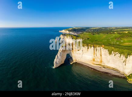 Vista aerea delle scogliere, ETRETAT Seine Maritime, Normany, Francia Foto Stock