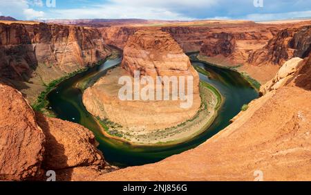 Horseshoe Bend durante l'estate con Cloudy Skys Foto Stock