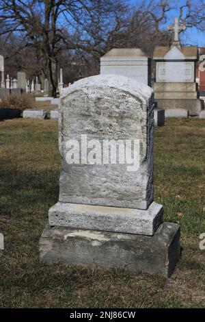Una vecchia lapide usurata e intatta con un epitaffio bianco e spazio per il testo. Foto Stock