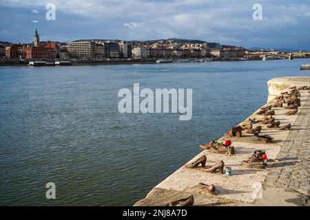 Scarpe sulla riva del Danubio. Memoriale agli ebrei ungheresi, vittime dell'Olocausto, giustiziati lungo la riva del fiume durante la seconda guerra mondiale. Budapest, Ungheria - 2 febbraio 2023. Foto Stock