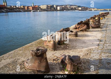 Scarpe sulla riva del Danubio, Budapest, Ungheria. Memoriale agli ebrei ungheresi, le vittime dell'Olocausto giustiziate lungo questa riva del fiume durante la seconda guerra mondiale. Foto Stock