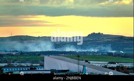 Glasgow, Scozia, Regno Unito 21st febbraio 2023. Il fuoco spinge il fumo sopra la città al tramonto come sembra andare da paisley in città. Foto a 11 chilometri circa dal Credit Gerard Ferry/Alamy Live News Foto Stock