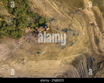 Chiesa romanica di Sant Martí de Querós vicino alle acque del bacino idrico di Susqueda (la Selva, Gerona, Catalogna, Spagna) Foto Stock