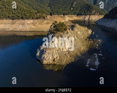 Chiesa romanica di Sant Martí de Querós vicino alle acque del bacino idrico di Susqueda (la Selva, Gerona, Catalogna, Spagna) Foto Stock