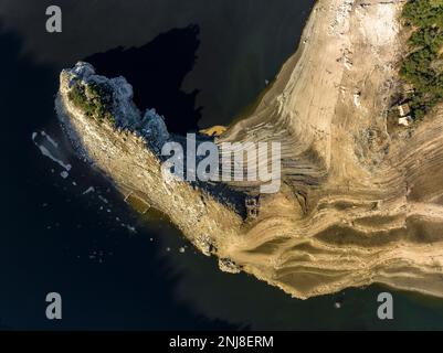 Rovine della città vecchia di Querós, demolite dalle acque del bacino idrico di Susqueda e che sono nuovamente visibili a causa di una siccità (Catalogna, Spagna) Foto Stock