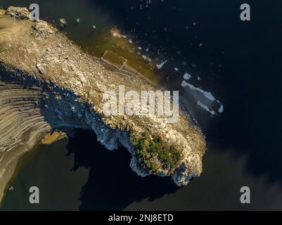 Rovine della città vecchia di Querós, demolite dalle acque del bacino idrico di Susqueda e che sono nuovamente visibili a causa di una siccità (Catalogna, Spagna) Foto Stock