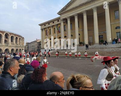 VERONA,ITALIA-FEBBRAIO 2023: Sfilata di carri e maschere durante il carnevale della città di Verona nel febbraio 2023 Foto Stock