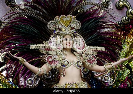 21 febbraio 2023, tenerife, Spagna: Coso in Carnevale a Santa Cruz de Tenerife con 9000 persone sfilata per le strade per 3 ore. (Credit Image: © Mercedes Menendez/Pacific Press via ZUMA Press Wire) SOLO PER USO EDITORIALE! Non per USO commerciale! Foto Stock