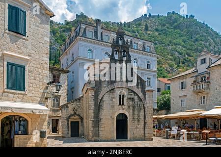 Chiesa ortodossa serba del 12th ° secolo di San Luke / Sveti Luka nel centro storico veneziano della città di Cattaro, nel sud-ovest del Montenegro Foto Stock