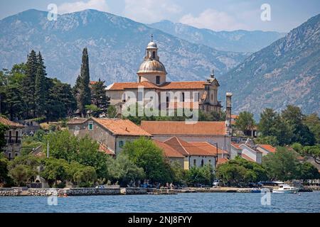 Chiesa della Natività della Beata Vergine Maria nel villaggio di Prčanj lungo la baia di Cattaro / Boka nel Mare Adriatico, sud-ovest del Montenegro Foto Stock
